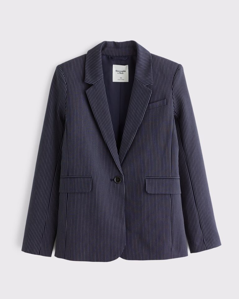 Woman wearing a classic single-breasted suiting blazer for the office