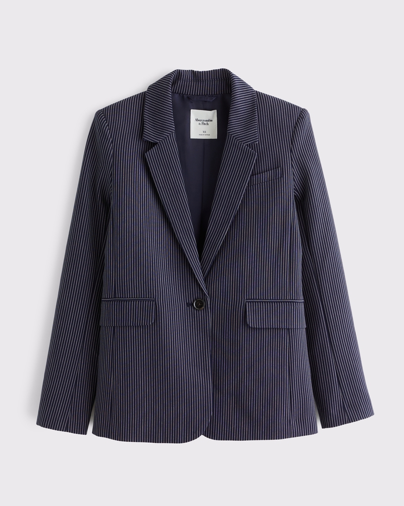 Woman wearing a classic single-breasted suiting blazer for the office